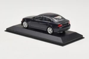 BMW 3 Series E90 Dark Blue Metallic Minichamps 1:43 80420392151-R Metal - imagem 4 de 5