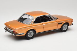 BMW 3.0 CSi E9 Gold Metallic Minichamps 1:18 180029027 Metal - imagem 3 de 8