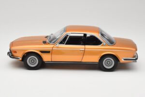 BMW 3.0 CSi E9 Gold Metallic Minichamps 1:18 180029027 Metal - imagem 4 de 8