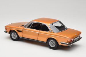 BMW 3.0 CSi E9 Gold Metallic Minichamps 1:18 180029027 Metal - imagem 7 de 8