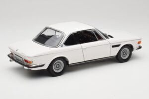 BMW 3.0 CSi E9 Branco Minichamps 1:18 180029026 Metal - imagem 3 de 8