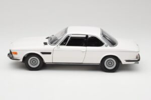 BMW 3.0 CSi E9 Branco Minichamps 1:18 180029026 Metal - imagem 4 de 8