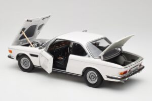 BMW 3.0 CSi E9 Branco Minichamps 1:18 180029026 Metal - imagem 5 de 8