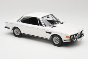 BMW 3.0 CSi E9 Branco Minichamps 1:18 180029026 Metal - imagem 6 de 8