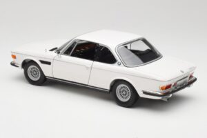 BMW 3.0 CSi E9 Branco Minichamps 1:18 180029026 Metal - imagem 7 de 8