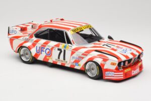 BMW 3.0 CSL E9 #71 Luigi Racing P. Xhenceval / J. Dieudonné 24 Hours of Le Mans 1977 Minichamps 1:18 155772571 Metal - imagem 4 de 6