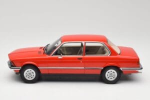 BMW 316 E21 Vermelho Minichamps 1:18 107024100 Resina - imagem 3 de 6