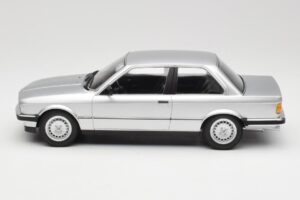 BMW 323i E21 Prata Minichamps 1:18 155026001 Metal - imagem 3 de 6