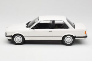 BMW 323i E21 Branco Minichamps 1:18 155026005 Metal - imagem 3 de 6