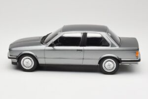 BMW 323i E30 Grey Metallic Minichamps 1:18 155026006 Metal - imagem 3 de 6
