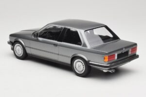 BMW 323i E30 Grey Metallic Minichamps 1:18 155026006 Metal - imagem 5 de 6
