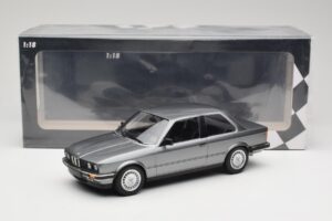 BMW 323i E30 Grey Metallic Minichamps 1:18 155026006 Metal - imagem 6 de 6