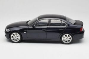 BMW 330i E46 Preto Kyosho 1:18 08731RB Metal - imagem 4 de 8