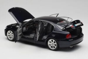 BMW 330i E46 Preto Kyosho 1:18 08731RB Metal - imagem 5 de 8