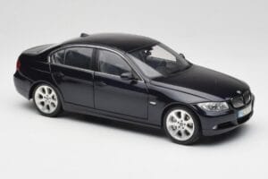 BMW 330i E46 Preto Kyosho 1:18 08731RB Metal - imagem 6 de 8