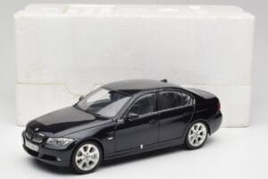 BMW 330i E46 Preto Kyosho 1:18 08731RB Metal - imagem 8 de 8