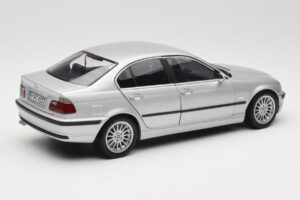BMW 330i E46 Prata UT 1:18 80430302328 Metal - imagem 3 de 8