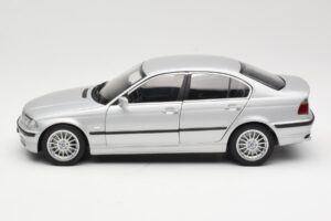 BMW 330i E46 Prata UT 1:18 80430302328 Metal - imagem 4 de 8