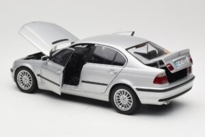 BMW 330i E46 Prata UT 1:18 80430302328 Metal - imagem 5 de 8