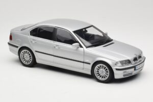 BMW 330i E46 Prata UT 1:18 80430302328 Metal - imagem 6 de 8