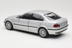 BMW 330i E46 Prata UT 1:18 80430302328 Metal - imagem 7 de 8
