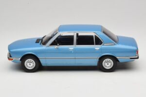 BMW 5 Series E12 Azul MCG 1:18 MCG18541 Metal - imagem 3 de 6