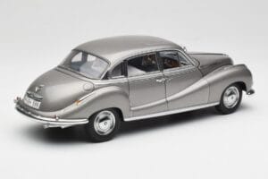 BMW 502 2.6 Luxus Silver Beige Metallic AUTOart 1:18 70591 Metal - imagem 3 de 8