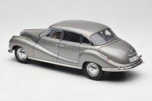 BMW 502 2.6 Luxus Silver Beige Metallic AUTOart 1:18 70591 Metal - imagem 7 de 8