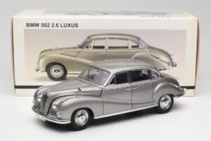 BMW 502 2.6 Luxus Silver Beige Metallic AUTOart 1:18 70591 Metal - imagem 8 de 8