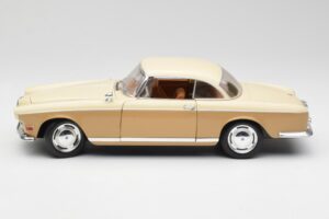 BMW 503 Bege Revell 1:18 8832 Metal - imagem 4 de 8