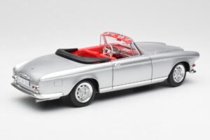 BMW 503 Prateado Revell 1:18 18787 Metal - imagem 3 de 8
