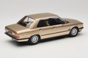 BMW 520i E28 Gold Metallic IXO 1:18 18CMC184 Metal - imagem 2 de 6