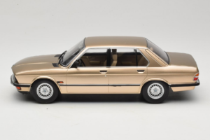 BMW 520i E28 Gold Metallic IXO 1:18 18CMC184 Metal - imagem 3 de 6