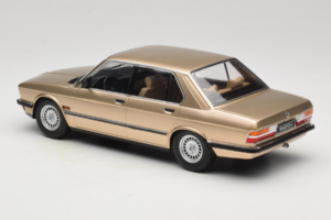 BMW 520i E28 Gold Metallic IXO 1:18 18CMC184 Metal - imagem 5 de 6
