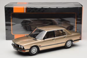 BMW 520i E28 Gold Metallic IXO 1:18 18CMC184 Metal - imagem 6 de 6