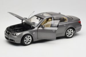 BMW 530i E60 Grey Metallic Revell 1:18 08841 Metal - imagem 2 de 8