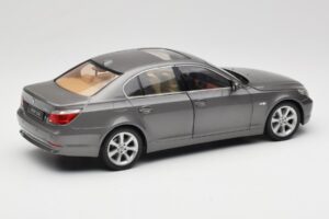 BMW 530i E60 Grey Metallic Revell 1:18 08841 Metal - imagem 3 de 8
