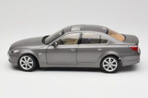 BMW 530i E60 Grey Metallic Revell 1:18 08841 Metal - imagem 4 de 8