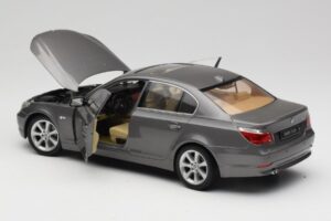 BMW 530i E60 Grey Metallic Revell 1:18 08841 Metal - imagem 5 de 8