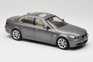 BMW 530i E60 Grey Metallic Revell 1:18 08841 Metal - imagem 6 de 8