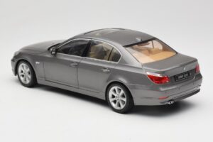 BMW 530i E60 Grey Metallic Revell 1:18 08841 Metal - imagem 7 de 8