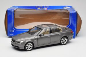 BMW 530i E60 Grey Metallic Revell 1:18 08841 Metal - imagem 8 de 8
