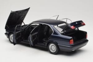 BMW 535i E34 Blue Metallic Minichamps 1:18 100024004 Metal - imagem 5 de 8