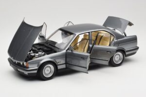 BMW 535i E34 Cinzento Metallic Minichamps 1:18 100024008 Metal - imagem 2 de 8