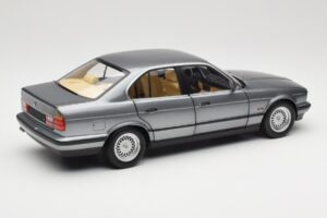 BMW 535i E34 Cinzento Metallic Minichamps 1:18 100024008 Metal - imagem 3 de 8