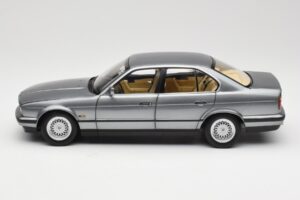 BMW 535i E34 Cinzento Metallic Minichamps 1:18 100024008 Metal - imagem 4 de 8