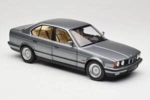 BMW 535i E34 Cinzento Metallic Minichamps 1:18 100024008 Metal - imagem 6 de 8