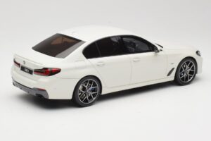 BMW 545e xDrive M-Sport G30 Branco GT Spirit 1:18 GT496 Resina - imagem 2 de 6
