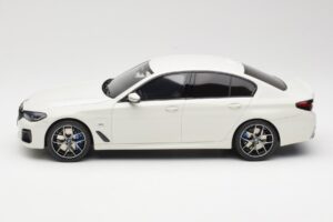 BMW 545e xDrive M-Sport G30 Branco GT Spirit 1:18 GT496 Resina - imagem 3 de 6