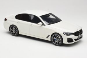 BMW 545e xDrive M-Sport G30 Branco GT Spirit 1:18 GT496 Resina - imagem 4 de 6